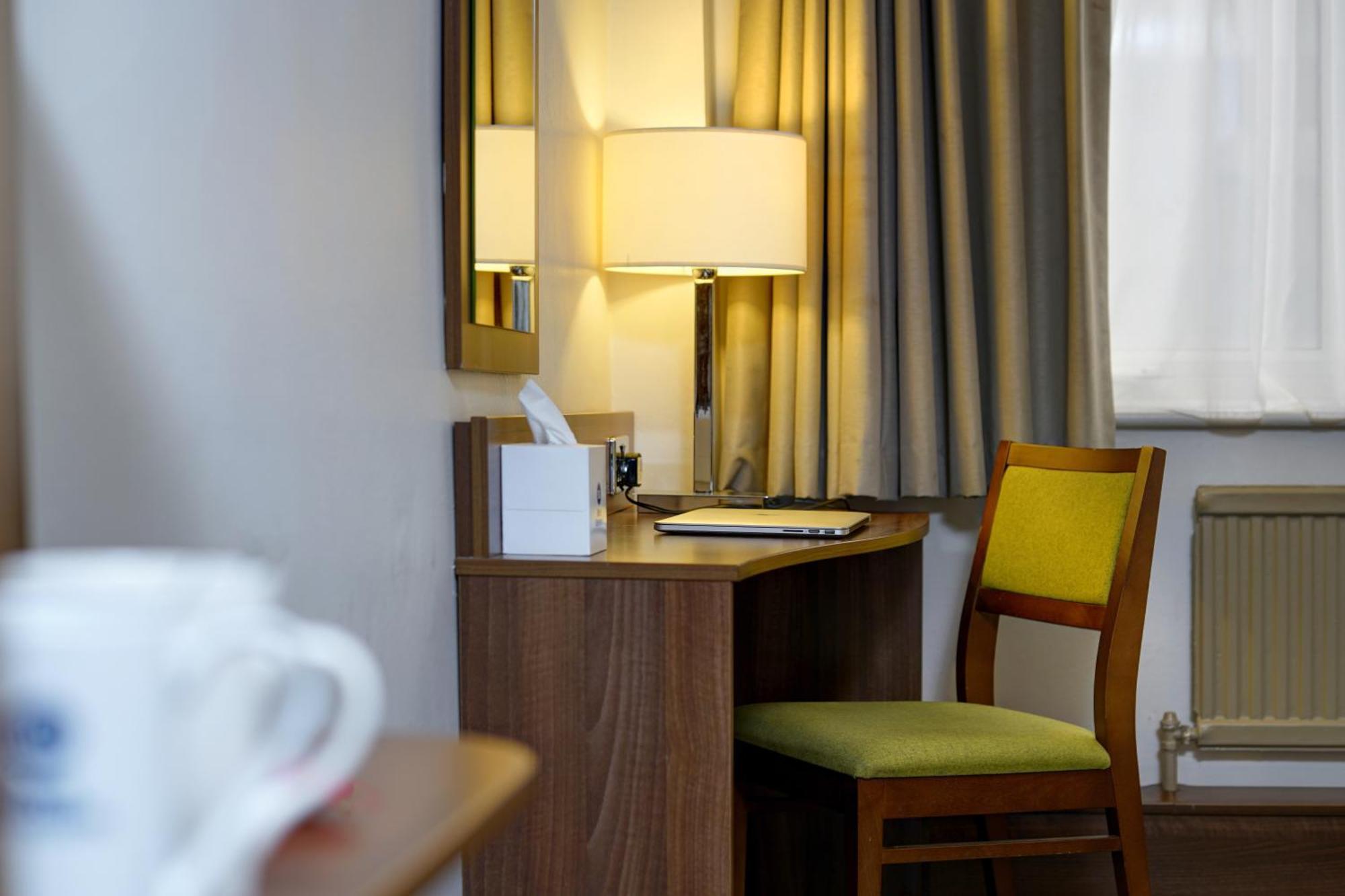 Cresta Court Hotel Altrincham Zewnętrze zdjęcie